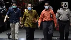 Hakim Pengadilan Negeri Surabaya, Itong Isnaeni Hidayat (kedua kiri) saat tiba di gedung KPK, Jakarta, Kamis (20/1/2022). Tim penindakan KPK menangkap sejumlah orang dalam Operasi Tangkap Tangan (OTT) yang digelar di Kota Surabaya, Jawa Timur. (Liputan6.com/Helmi Fithriansyah)