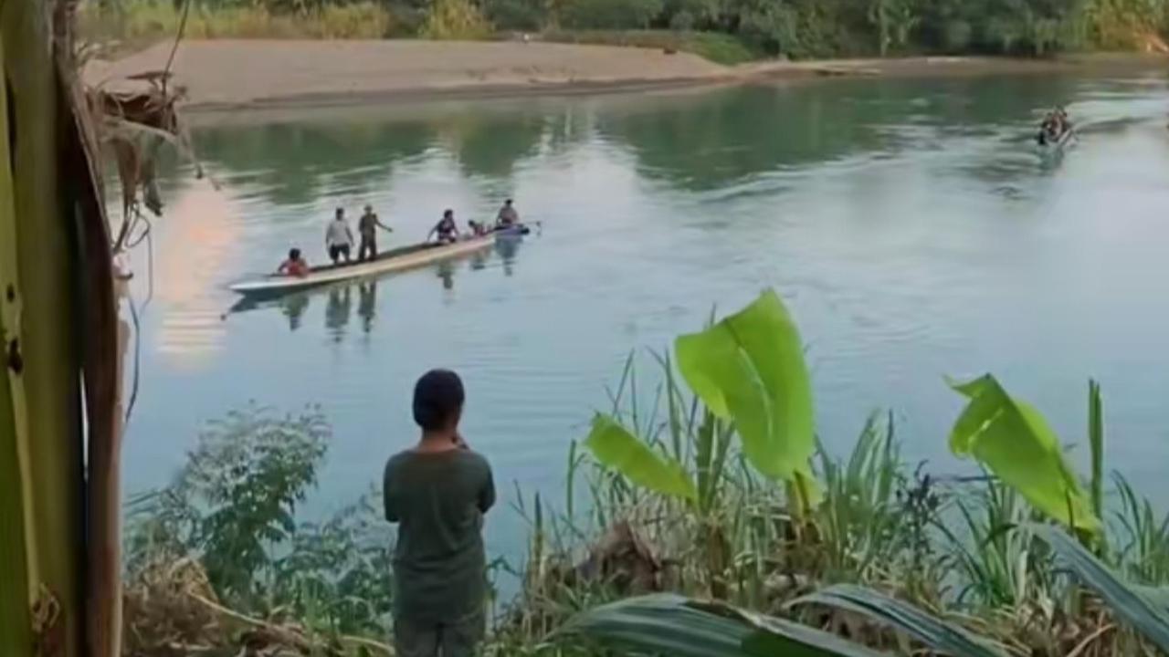 Warga melakukan pencarian bocah yang diterkam buaya di Sungai Budong-budong, Mamuju Tengah, Sulbar. (Istimewa)