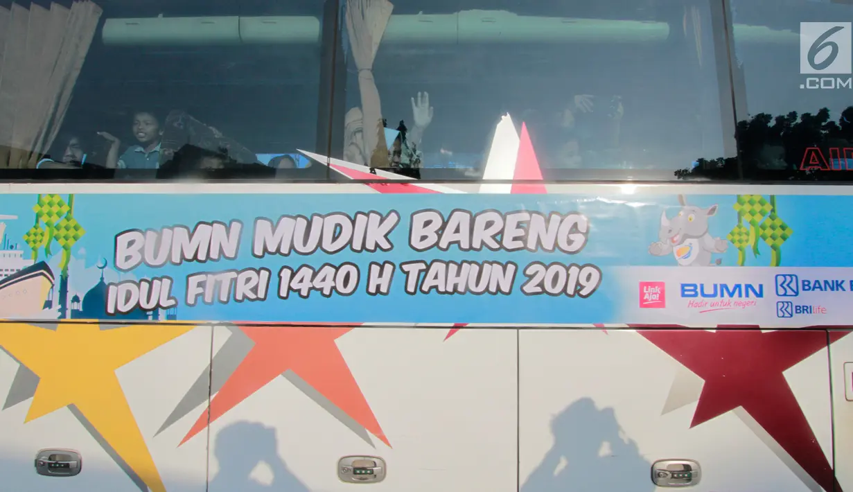 Pemudik melambaikan tangan saat mengikuti Mudik Bareng BRI di kawasan Senayan, Jakarta, Selasa (28/5/2019). Peserta Mudik Bareng BRI tahun ini yang mencapai 15 ribu orang naik dibandingkan tahun sebelumnya yakni 12 ribu peserta. (Liputan6.com/Pool/BRI)