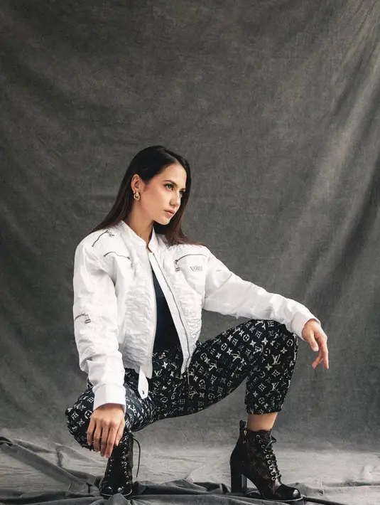 Jaket bomber polos warna putih akan terlihat kece jika dipadukan dengan celana bermotif seperti yang dikenakan Pevita Pearce ini. (Instagram/pevitapearce).