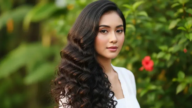 Model Rambut Panjang Curly Bawah yang Natural