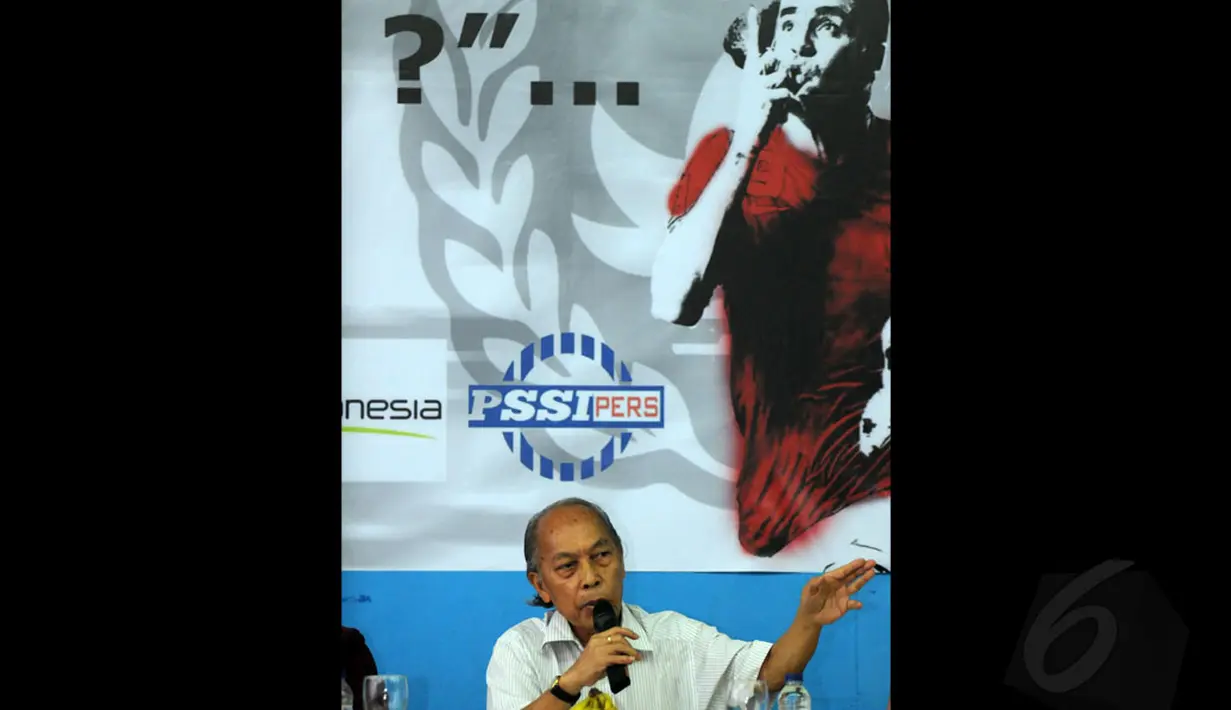 Wartawan senior sekaligus pengamat sepakbola Indonesia, Sumohadi Marsis menjadi pembicara dalam diskusi "Sudah Kerja Apa Saja PSSI?" yang dihelat di Stadion GBK, Jakarta (15/12/2014). (Liputan6.com/Helmi Fithriansyah)
