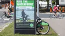 Para pesepeda melintas di depan pos parkir sepeda, Toronto, Kanada, Rabu (2/9/2020). Mulai 2 September, pelanggan layanan penyewaan sepeda Bike Share Toronto dapat menikmati perjalanan gratis di kota tersebut setiap Rabu selama September. (Xinhua/Zou Zheng)