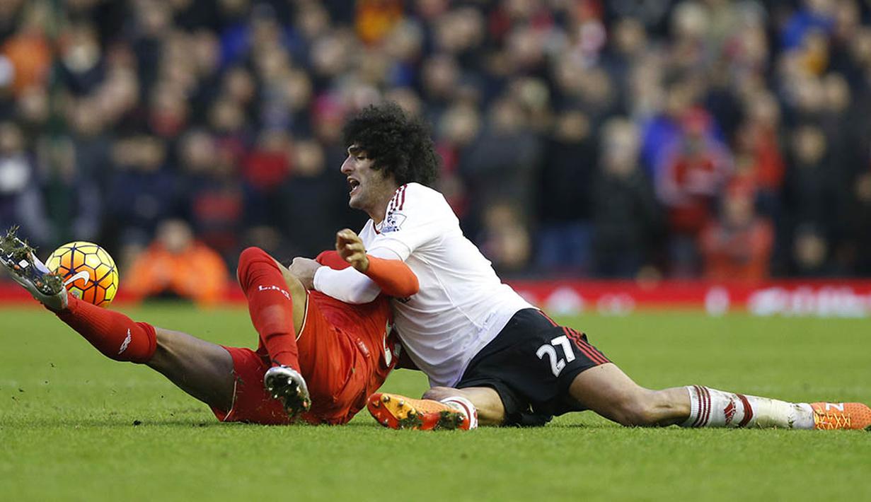 Gelandang MU, Marouane Fellaini, berebut bola dengan pemain Liverpool, Jordan Ibe pada laga Liga Premier Inggris di Stadion Anfield. Sementara itu Liverpool harus turun ke posisi sembilan. (Reuters/Carl Recine)