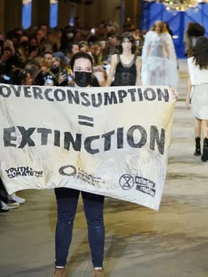 Aktivis Lingkungan Lakukan Unjuk Rasa di Tengah Show Louis Vuitton di Paris Fashion Week