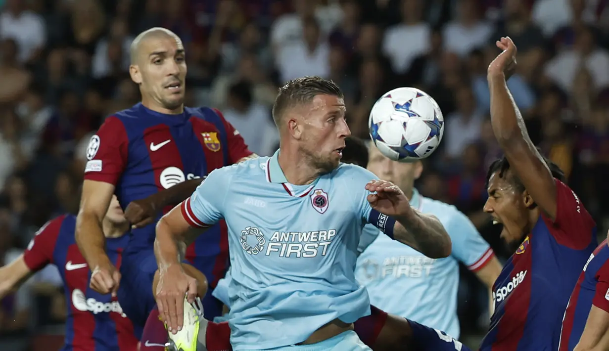 Berkat hasil ini, Barcelona pun kokoh bertengger di puncak klasemen Grup H dengan poin 3. (AP Photo/Joan Monfort)