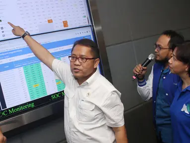 Menteri Komunikasi dan Informatika (Menkominfo) Rudiantara saat meninjau Network monitoring XL di Jakarta, Jumat (23/6). Peninjauan dilakukan untuk menjamin kenyamanan berkomunikasi para pemudik. (Liputan6.com/Angga Yuniar)