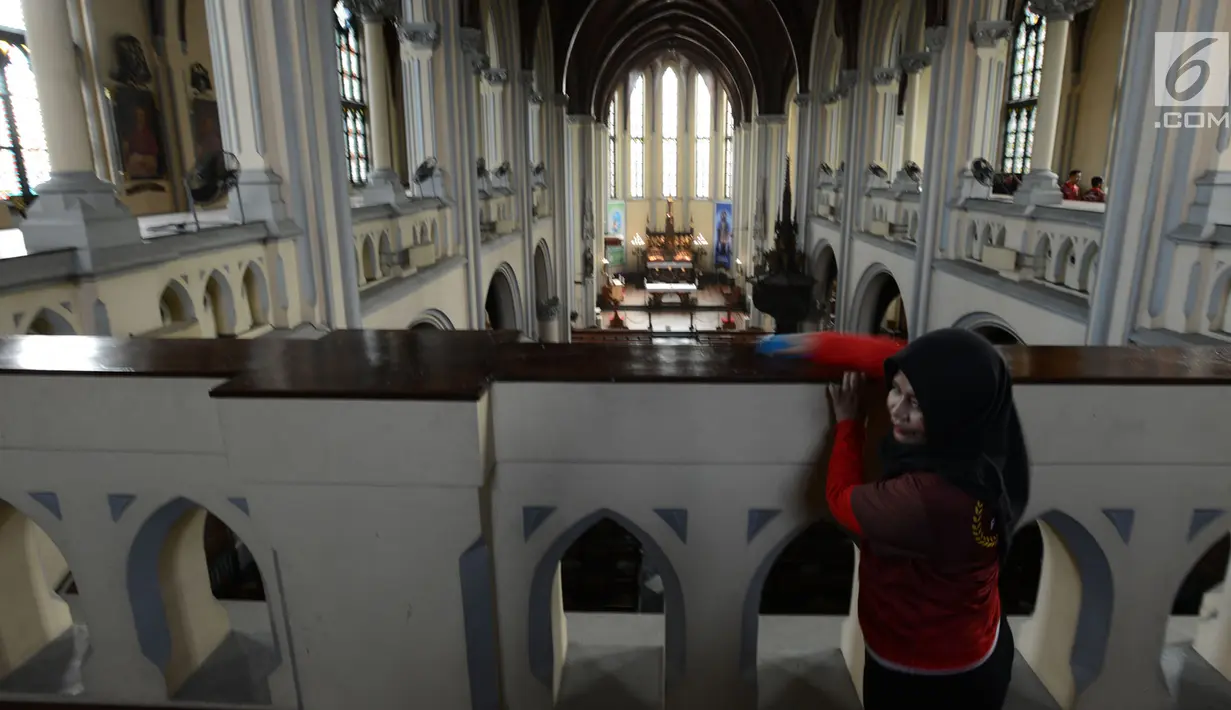 Narapidana membersihkan Gereja Katedral pada "Bakti Merah Putih Narapidana", Jakarta, Rabu (27/3). Membersihkan rumah ibadah menjadi salah satu rangkaian HUT Pemasyarakatan ke-55 yang dilakukan serentak se Indonesia. (merdeka.com/Imam Buhori)