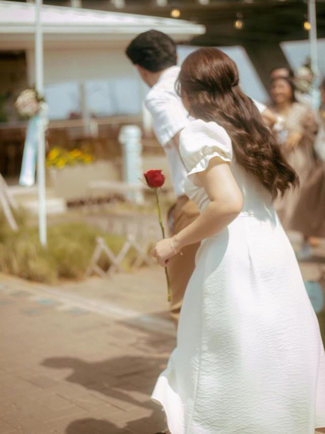 6 Potret Mesra Prilly Latuconsina dan Reza Rahadian di MV Dear Love, Bak Prewedding