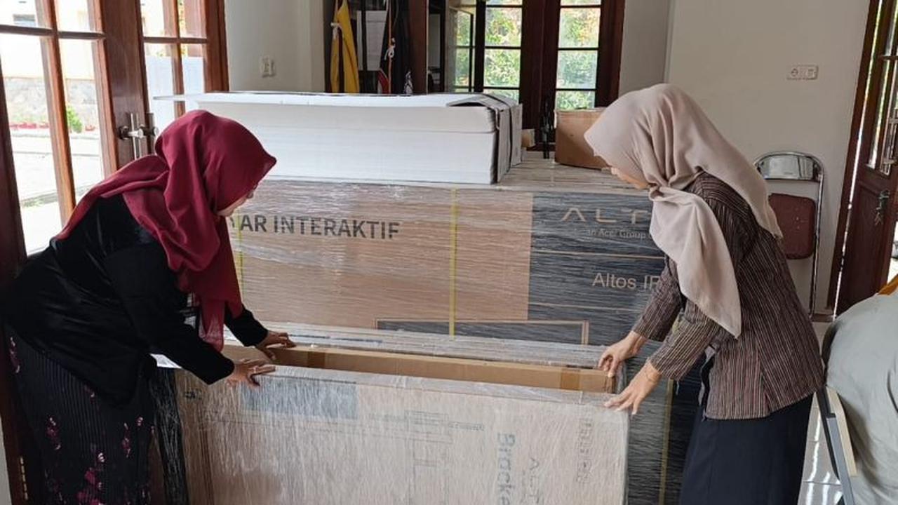 SR Ponorogo Terima Lima Smart Board, Tingkatkan Kualitas Pembelajaran Digital