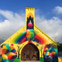 Ditinggalkan jemaahnya, 'badan' gereja ini disulap dengan cat warna-warni. (Via: boredpanda.com)