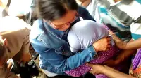 Parinah berangkulan dengan anak perempuannya, Sunarti. (Liputan6.com/Muhamad Ridlo)