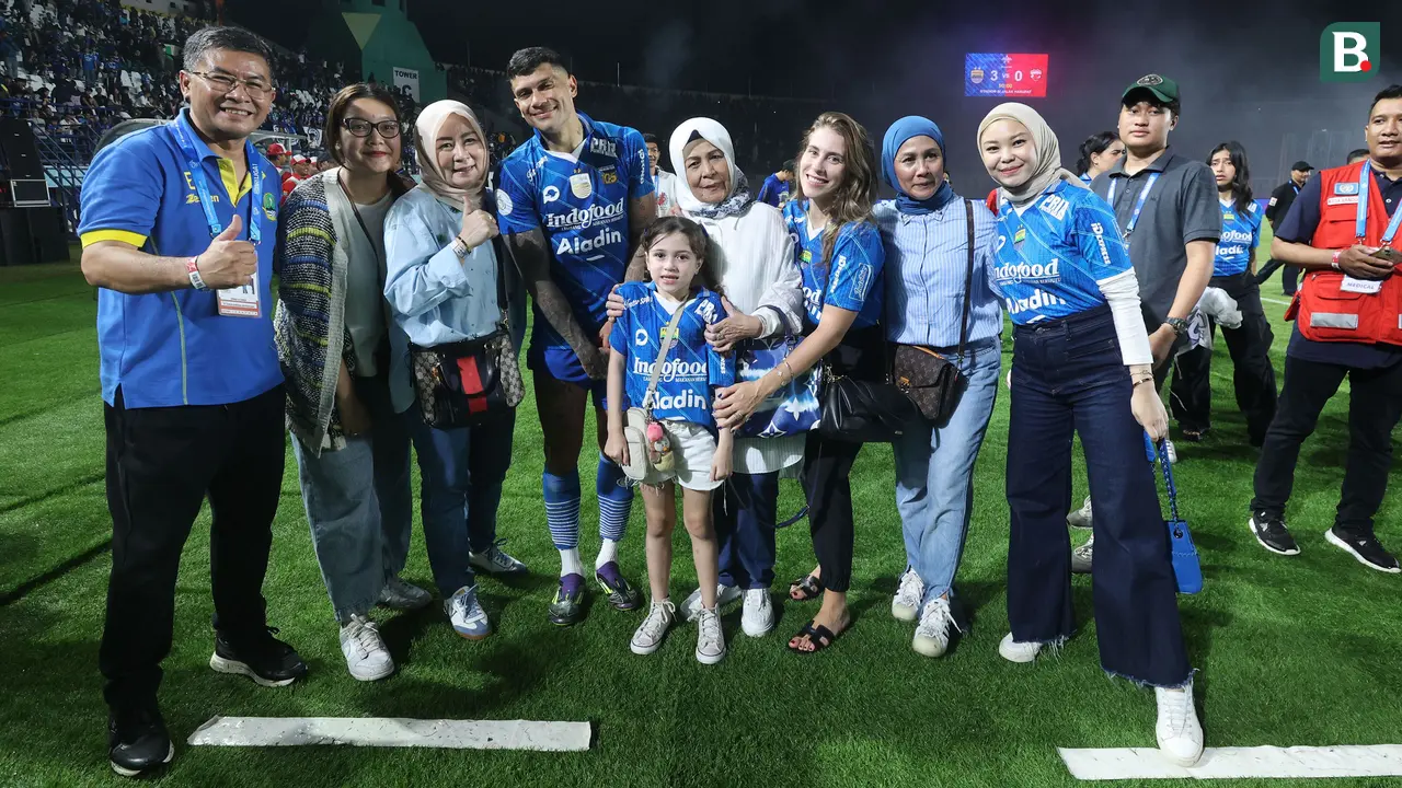 Foto: Manis Banget! Pemain Persib Bandung Rayakan Kesuksesan Bareng Keluarga setelah Menang di Leg 1 BRI Liga 1 2023/2024