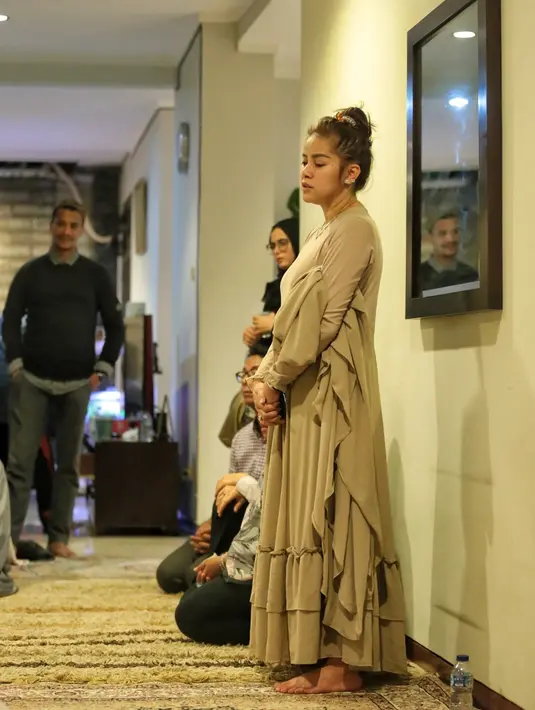 "Langsung tanya ke mbak Olla, cuma kita tahu abah gimana kondisinya, satu udah tua, sakit juga," pungkas Jelita Ramlan. (Adrian Putra/Bintang.com)