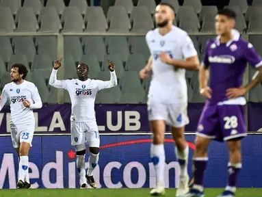 Pemain Empoli Emmanuel Gyasi saat bertanding melawan Fiorentina pada pertandingan sepak bola Serie A Liga Italia di Artemio Franchi Stadium, Florence, Italia, Senin (23/10/2023). Fiorentina kalah derngan skor 0-2 dari Empoli. (Massimo Paolone/LaPresse via AP)