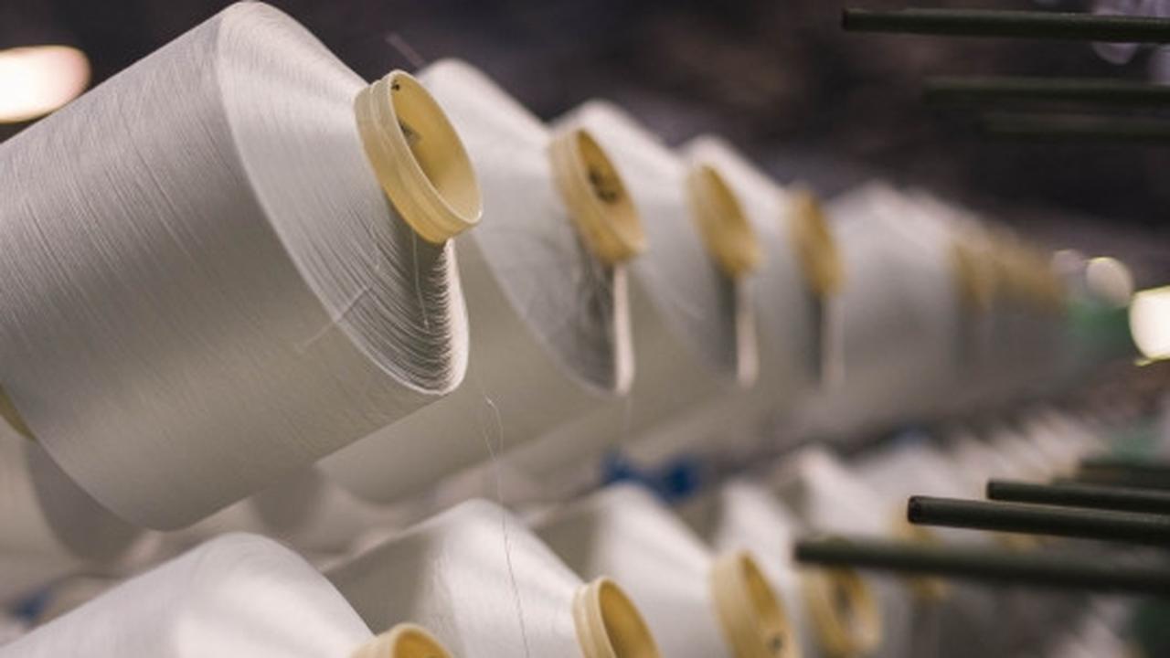 Keren, produsen fashion Spanyol ini bikin baju dari limbah plastik