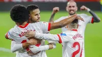 Para pemain Sevilla merayakan gol yang dicetak oleh Jules Kounde ke gawang Barcelona pada laga leg pertama semifinal Copa del Rey di Estadio Ramon Sanchez Pizjuan, Kamis (11/2/2021). Barcelona tumbang dengan skor 2-0. (AP/Angel Fernandez)