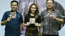 Saat louching album Best of Ayu Ting Ting di kawasan Kebon Jeruk, Jakarta Barat, Kamis (14/4)Ayu mengaku memanfaatkan sosial media sebagai sarana promosi lagu barunya. (Adrian Putra/Bintang.com)