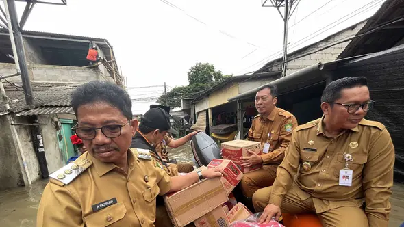 Pemkot Tangerang mulai salurkan bantuan logistik kepada ratusan warga yang terdampak banjir, Selasa (4/3/2025).