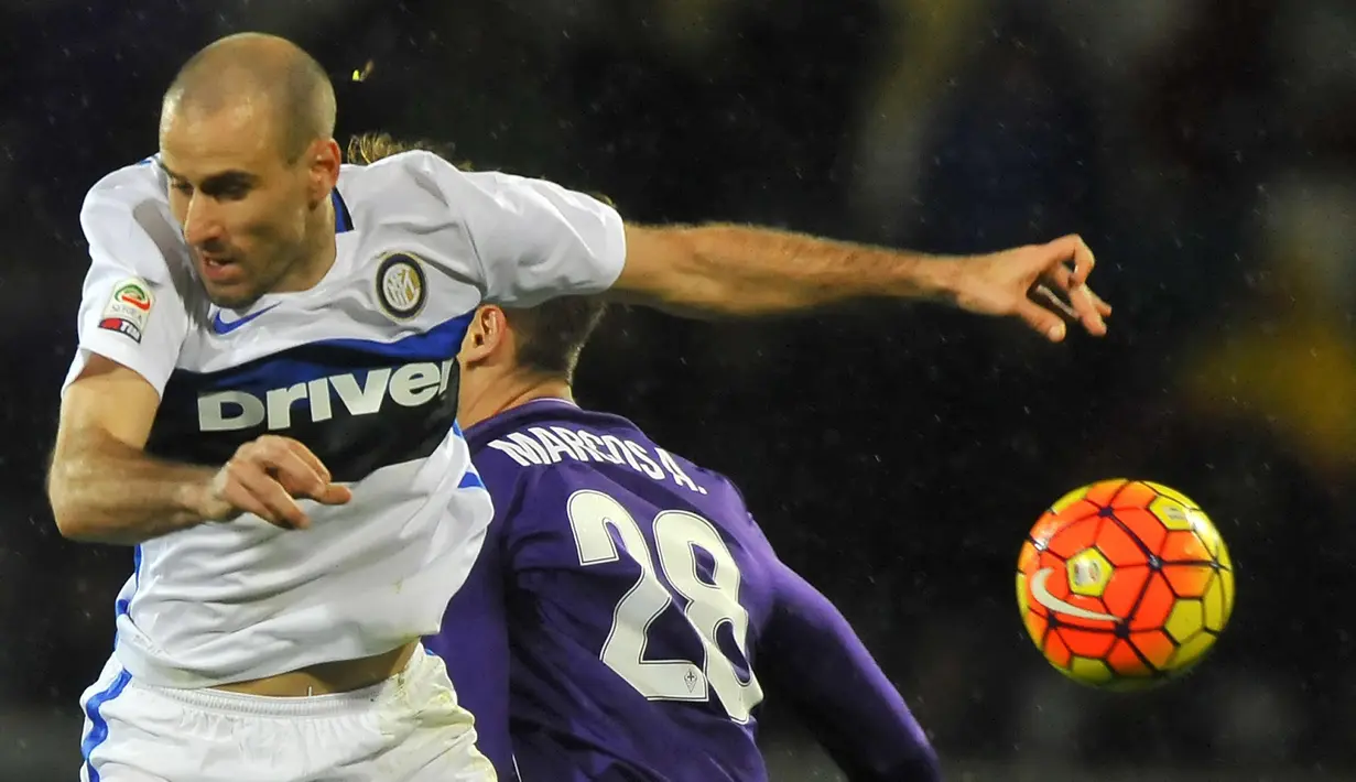 Aksi pemain Inter Milan, Rodrigo Palacio, saat melawan Fiorentina dalam laga Serie A Italia di Stadion di Artemio Franchi, Firenze, Senin (15/2/2016) dini hari WIB. (EPA/Maurizio Degl' Innocenti)