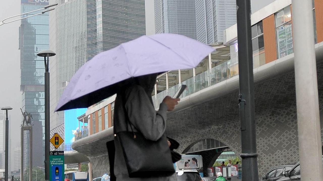 BMKG memperingatkan agar masyarakat tetap mewaspadai potensi hujan disertai kilat/petir dan angin kencang yang terjadi di sebagian wilayah Jakarta Barat, Jakarta Selatan, Jakarta Timur, dan Kepulauan Seribu.