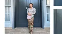 Kiky Saputri terlihat elegan dengan kebaya floral model kutubaru dan kain batik warna terang. Dipadukan dengan Chanel bag dan open toe heels [@kikysaputrii]