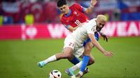Striker Turki Baris Yilmaz mendapatkan hadangan dari pemain Republik Ceko pada laga terakhir grup F Euro 2024 (AP)