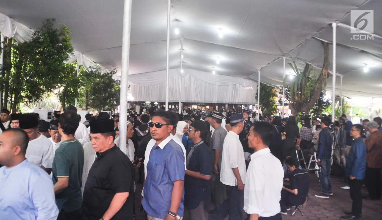 Warga berkumpul di sekitar tempat persemayaman Ani Yudhoyono di Puri Cikeas, Bogor, Jawa Barat, Minggu (2/6/2019). Jelang pemakaman Ani Yudhoyono, warga dari berbagai kalangan terus berdatangan ke rumah duka untuk memanjatkan doa serta menyampaikan bela sungkawa. (Liputan6.com/Immanuel Antonius)