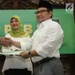 Ketum PKB, Muhaimin Iskandar (kanan) menyerahkan surat dukungan untuk pasangan Cagub-Cawagub dalam Pilkada Lampung 2018 Arinal Djunaidi (kiri) dan Chusnunia Chalim di Gedung DPP PKB, Jakarta, Rabu (20/12). (Liputan6.com/Faizal Fanani)