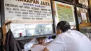 Menhub Budi Karya Sumadi berbincang dengan petugas loket saat meninjau kesiapan arus balik Lebaran di Terminal Kampung Rambutan, Jakarta, Selasa (19/6). (Liputan6.com/Faizal Fanani)