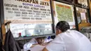 Menhub Budi Karya Sumadi berbincang dengan petugas loket saat meninjau kesiapan arus balik Lebaran di Terminal Kampung Rambutan, Jakarta, Selasa (19/6). (Liputan6.com/Faizal Fanani)