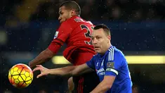 Pemain West Bromwich Albion, Salomon Rondon (kiri) dan pemain Chelsea, John Terry melakukan duel pada lanjutan Liga Premier Inggris di Stadion Stamford Bridge, Chelsea, Kamis (14/1/2016) dini hari WIB. (EPA/Sean Dempsey)