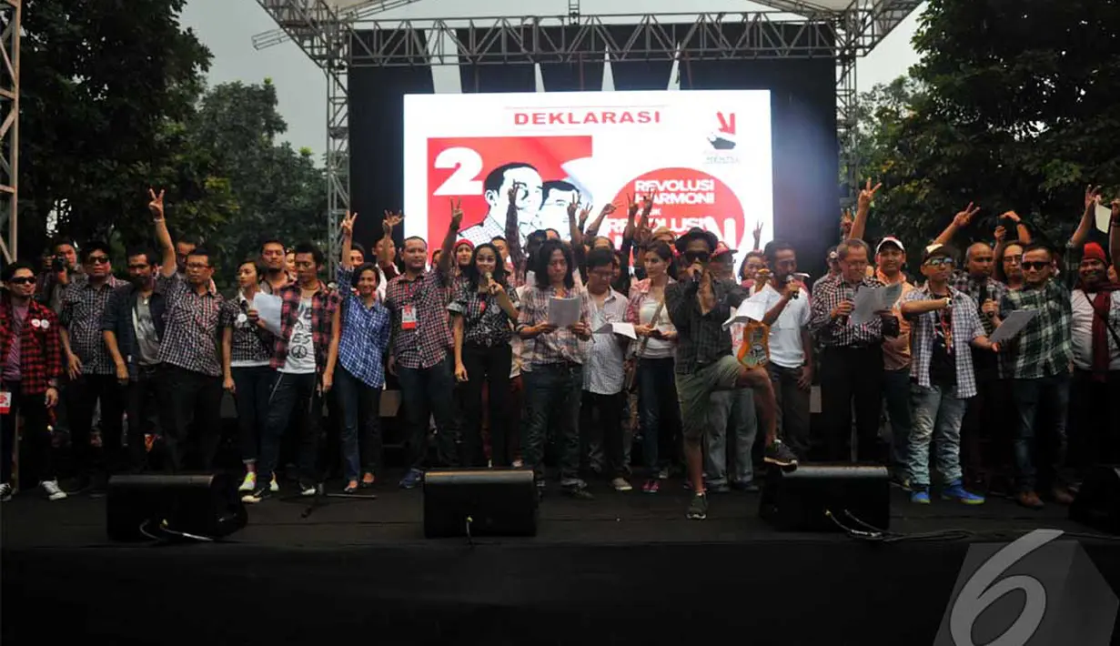 Dimotori oleh Slank, para musisi dan seniman ini mendukung Jokowi-JK dengan mengkampanyekan salam dua jari, Parkir Timur Senayan, Jakarta, Rabu (11/6/2014) (Liputan6.com/Johan Tallo)