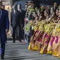 Presiden Amerika Serikat Joe Biden (tengah) tiba di terminal VVIP I Bandara I Gusti Ngurah Rai Bali, Minggu (13/11/2022) disambut tarian Bali. (ANTARA FOTO/Media Center G20 Indonesia/Galih Pradipta/nym)