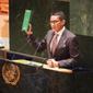 Menparekraf Sandiaga Uno menunjukkan produk sedotan purun saat tampil sebagai pembicara kunci dalam pertemuan UNWTO di markas PBB. (dok. Instagram @sandiuno/https://www.instagram.com/p/CdKpGq7pRAs/Dinny Mutiah)