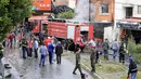 Petugas keamanan memeriksa lokasi ledakan bom mobil di Kota Sidon, Lebanon Selatan, Selasa (12/4). Sumber-sumber keamanan Lebanon mengabarkan, seorang pejabat senior Fatah, Palestina bernama Fethi Zeydan, tewas dalam ledakan itu. (REUTERS/Ali Hashisho)