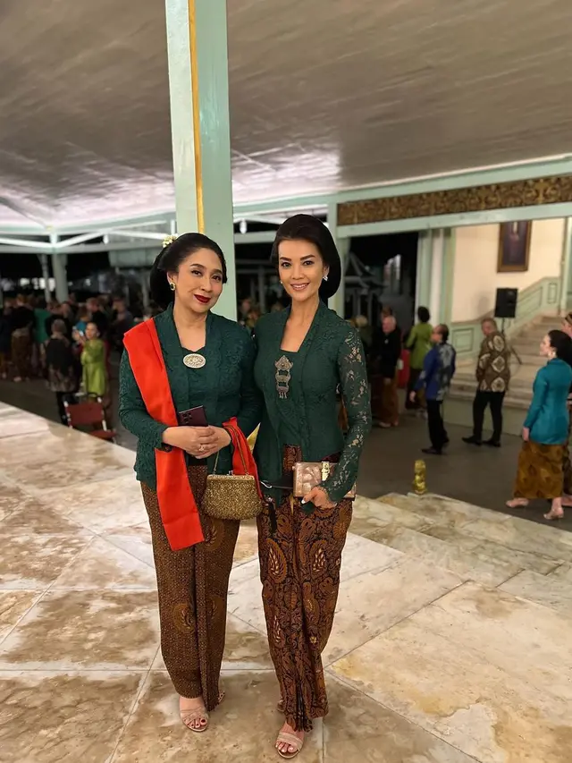 Potret cantik Farah Quinn kenakan kebaya (Sumber: Instagram/@farahquinnofficial)