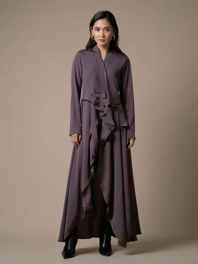 Long Dress Belah Depan yang Sopan (Foto: Reve Art AI)