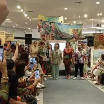 Pagelaran Busana Hasil Reproduksi Lukisan Karya S. Sudjojono. (dok. Putri Astrian Surahman/Liputan6.com)