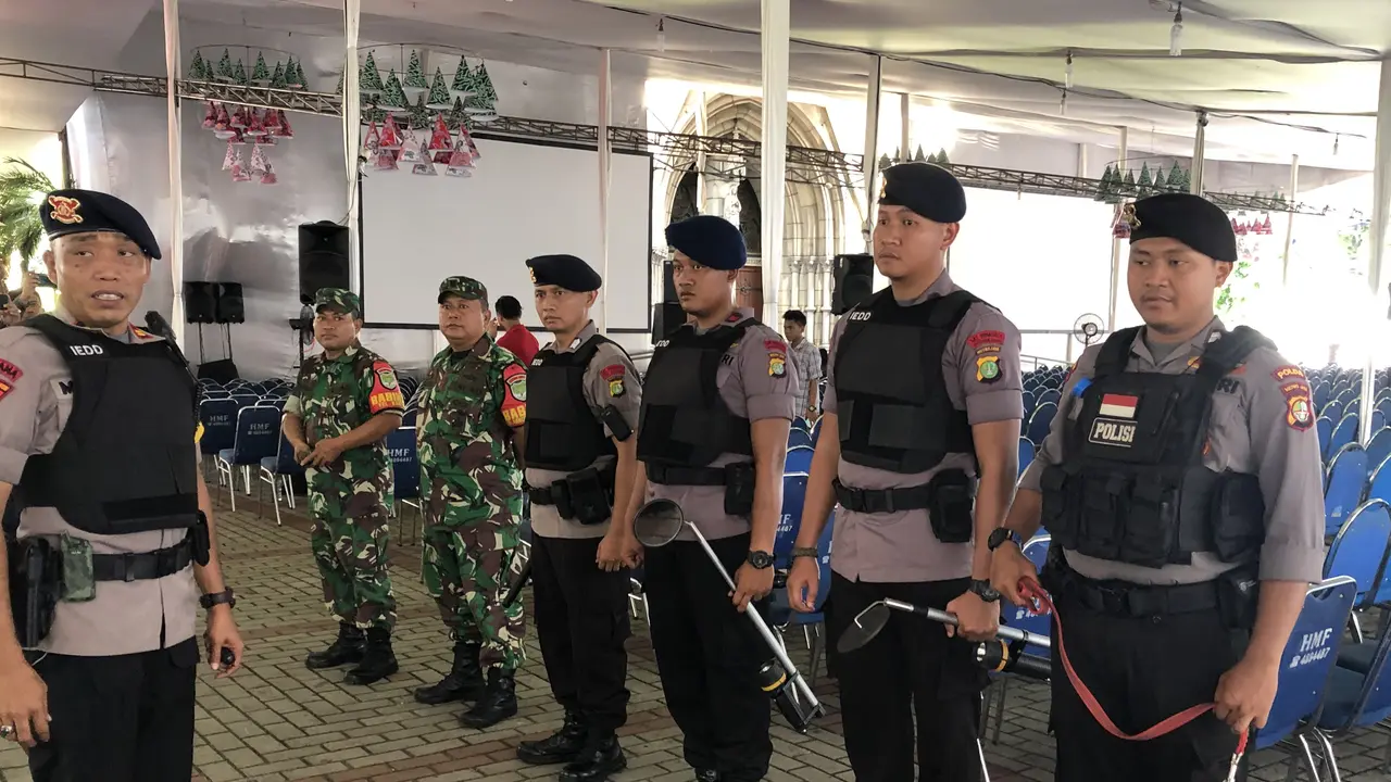 Tim Gegana berjaga mengamankan misa Natal di Katedral Jakarta.