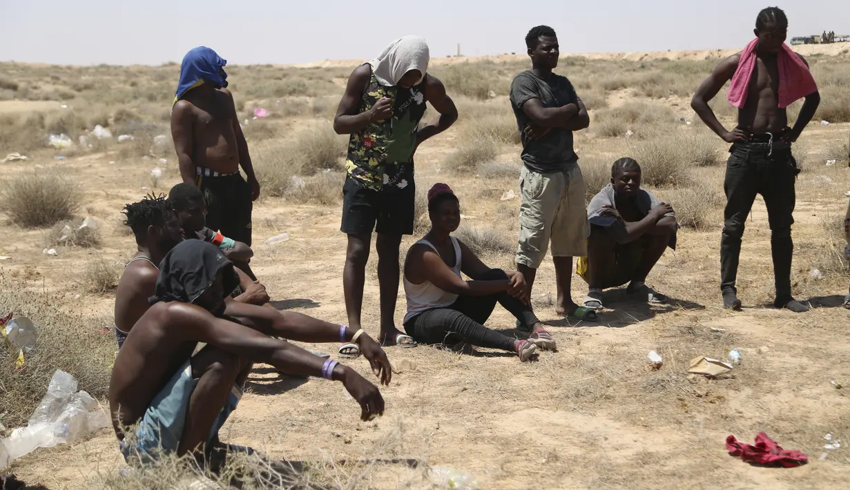 Pantai timur Tunisia, terutama kota pelabuhan Sfax, telah menjadi titik awal bagi para migran, kebanyakan dari sub-Sahara Afrika, untuk mencapai Italia dan bagian lain Eropa dengan perahu kecil. (AP Photo/Yousef Murad)