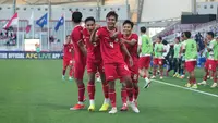 Pemain belakang timnas Indonesia U-23, Komang Teguh Trisnanda (tengah) merayakan golnya ke gawang Australia U-23 pada penyisihan Grup A Piala Asia U-23 di Stadion Abdullah Bin Khalifah, Qatar, Kamis (18/4/2024). (Dok: PSSI)