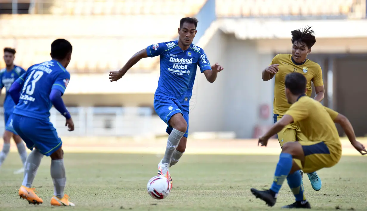 Omid Nazari didatangkan pada pertengahan kompetisi musim 2019. Sejak awal kedatangannya, Omid langsung punya andil besar di Persib. Omid piawai menyeimbangkan permainan, jadi penghubung antarlini, serta punya kemampuan apik mencetak gol dan assist. (Foto: Dok. Persib Bandung)