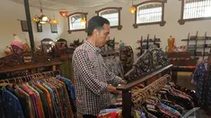 Capres nomor urut 2 Joko Widodo mengunjungi salah satu butik batik di Cirebon, Jawa Barat (Liputan6.com/Herman Zakharia).
