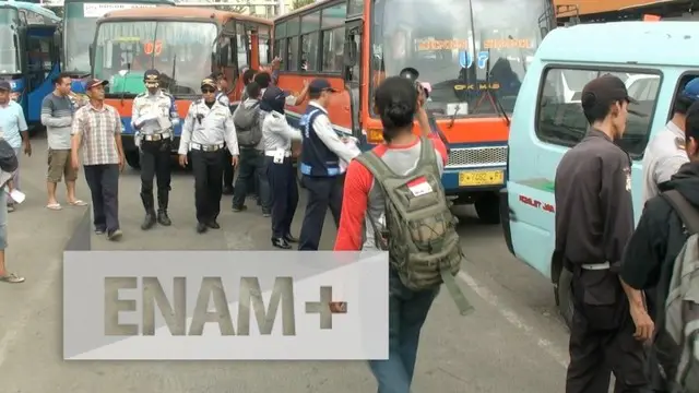 ENAM PLUS: Ketahuan Merokok Saat Menyetir, Sopir Kopaja Dihukum Push Up