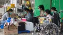 Staf rumah sakit bekerja di bawah tenda darurat pasca gempa bumi di Labuan Bajo, provinsi Nusa Tenggara Timur, Indonesia, Sabtu, 15 Agustus 2026. (AP Photo/Firdia Lisnawati)