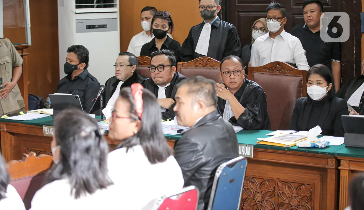 Terdakwa Ferdy Sambo dan Putri Candrawathi mendengarkan keterangan saksi dalam sidang lanjutan kasus pembunuhan Brigadir N Yosua Hutabarat atau Brigadir J dengan terdakwa Ferdy Sambo dan Putri Candrawathi di Pengadilan Negeri Jakarta Selatan, Selasa (1/11/2022). Agenda sidang kasus pembunuhan Brigadir J hari ini adalah pemeriksaan saksi dari pihak keluarga Brigadir J. (Liputan6.com/Faizal Fanani)