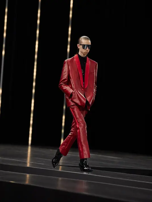 Selain hadir dengan palet emas dan silver, Slimane juga menghadirkan koleksi leather jaket dan blazer dalam nuansa merah (Dok/Celine).