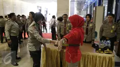 Seorang polwan memeriksa pengunjung yang hendak masuk dalam Debat terakhir Pilgub DKI Jakarta 2017, Jakarta, Rabu (12/4). Tema debat terakhir Pilgub DKI adalah 'Dari Masyarakat Jakarta untuk Jakarta'. (Liputan6.com/Faizal Fanani)