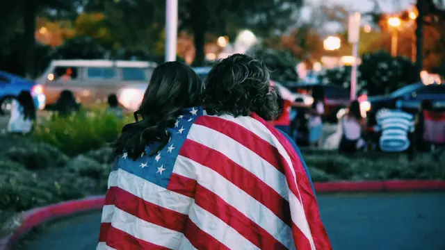 Bendera Amerika (unsplash.com/courtney hedger)